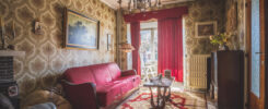 Mobilier et objets anciens dans une maison abandonnée